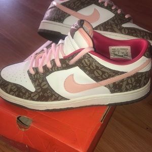 DUNK LOW (GS) MENS DK KHAKI/BUBBLE GUM-WHT-RAZZLE